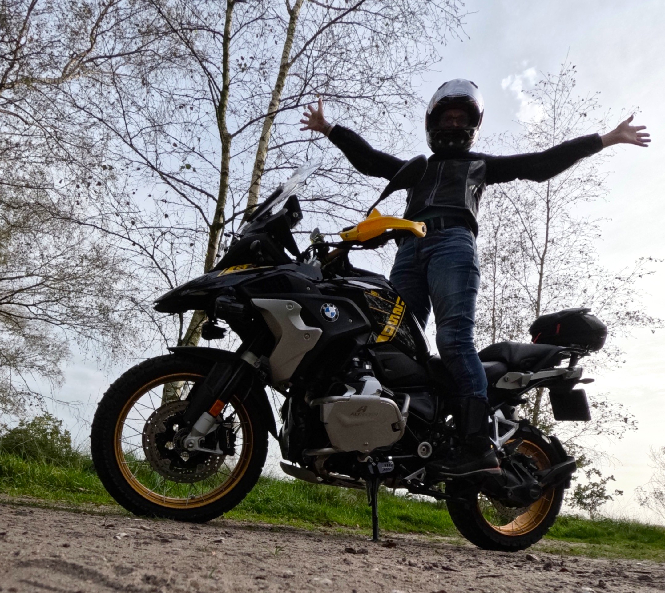 Anja met haar BMW R1250 GS Avontuur motorrijden